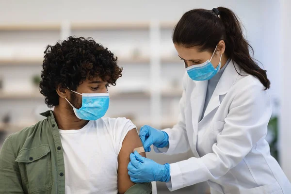 Hombre indio fue vacunado contra coronavirus en la clínica —  Fotos de Stock