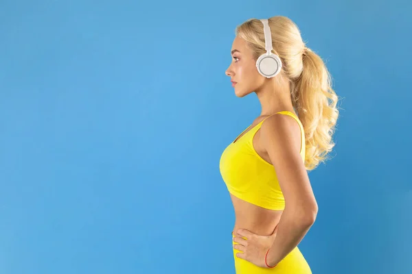 Retrato de mulher desportiva confiante usando fone de ouvido — Fotografia de Stock