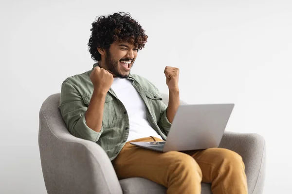 Bilgisayarlı duygusal Hintli adam başarıyı kutluyor, boşluğu kopyala — Stok fotoğraf