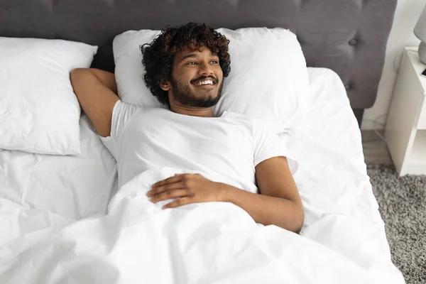 Boldog indiai srác élvezi a jó reggelt az ágyban — Stock Fotó