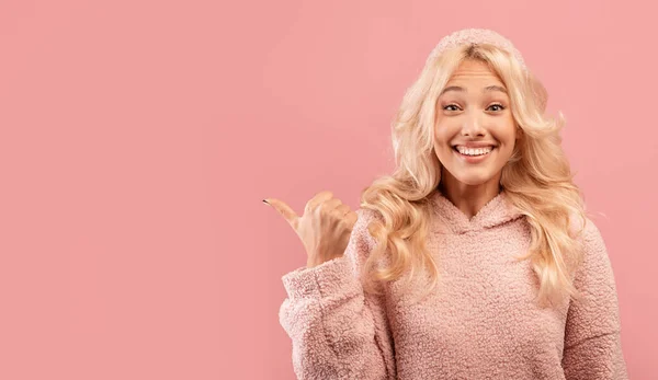 Πω πω, κοίτα αυτό. Ευτυχισμένη νεαρή κοπέλα που δείχνει κατά μέρος τον ελεύθερο χώρο για το σχεδιασμό ή τη διαφήμισή σας σε ροζ φόντο — Φωτογραφία Αρχείου