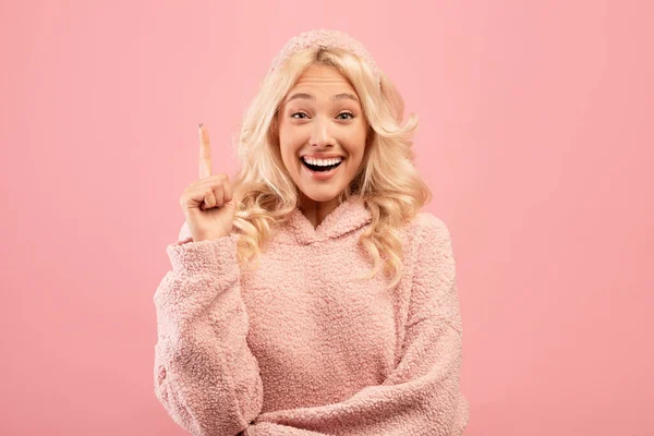 Inspiración y concepto eureka. Retrato de una mujer muy alegre teniendo una idea creativa, levantando el dedo y sonriendo — Foto de Stock