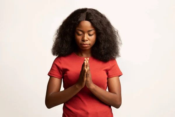 信仰概念。平静的非洲裔美国女性双手紧握祈祷 — 图库照片