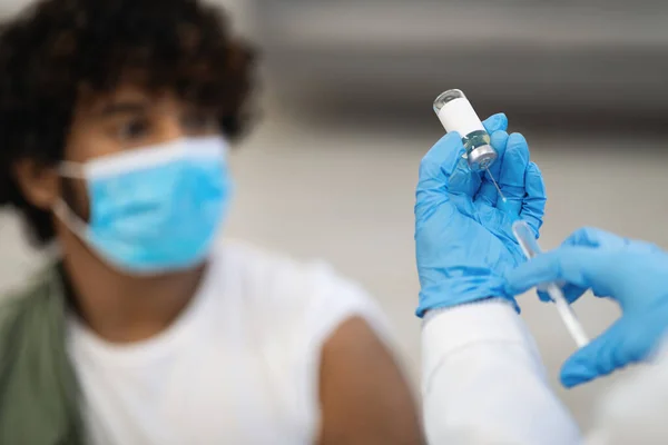 Jeringa con vacuna en la mano del médico, vacunación para el paciente masculino —  Fotos de Stock