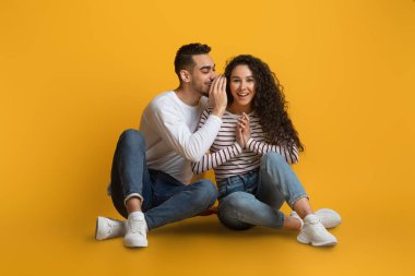 Neşeli Arap Çiftler Sırlarını Paylaşır Genç Adam Kız Arkadaşlarına Fısıldar