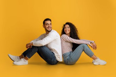 Romantik Orta Doğulu Çift Sırtüstü Oturuyor Sarı Stüdyo Arkaplanı