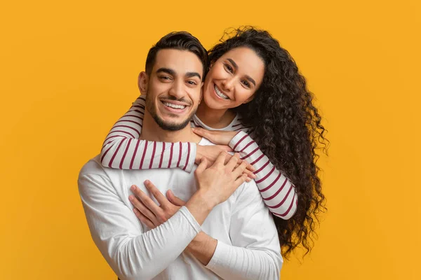 Felices Millennials. Hermosa sonriente pareja árabe abrazando y mirando a la cámara — Foto de Stock