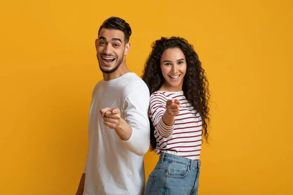 Radostný mladý arabský pár ukazuje na fotoaparát s prsty — Stock fotografie