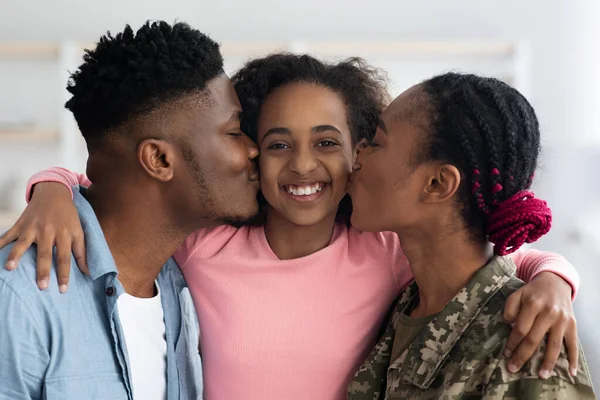Closeup retrato de feliz família negra cumprimentando mãe soldado — Fotografia de Stock