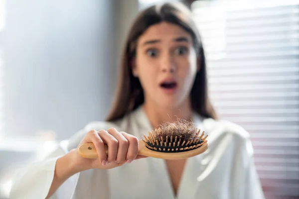 Σοκαρισμένη γυναικεία Holding Brush γεμάτη από πεσμένα μαλλιά, ανησυχούν για την τριχόπτωση — Φωτογραφία Αρχείου