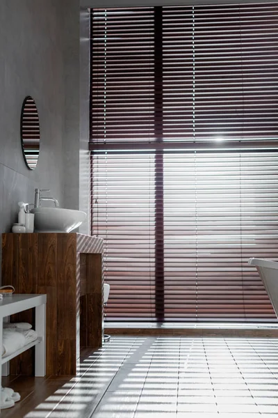Luxus fürdőszoba beltéri, minimalista stílusban, modern fürdőkáddal, üres szobában — Stock Fotó