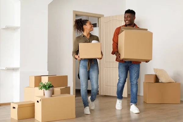 Afrikai házastársak mozgó dobozokat cipelnek be a saját házukba. — Stock Fotó