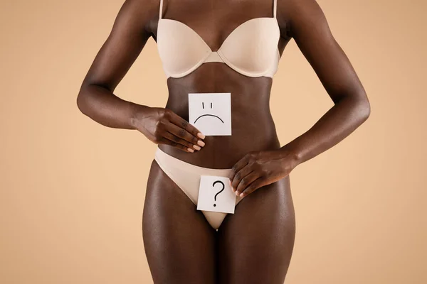 Senhora afro-americana irreconhecível segurando cartas por barriga — Fotografia de Stock