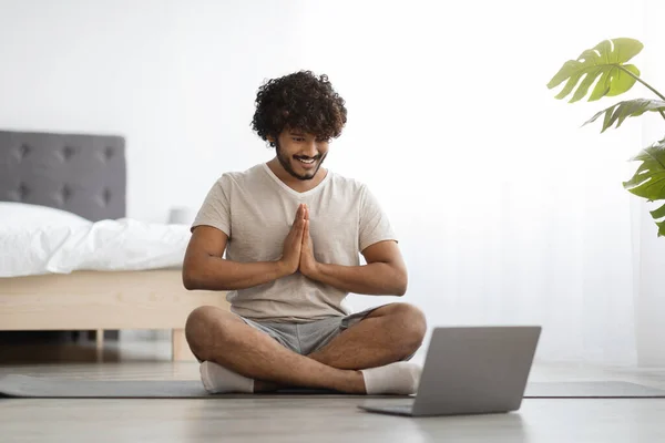 Спокійний індуїст, що має ранкову медитацію вдома — стокове фото