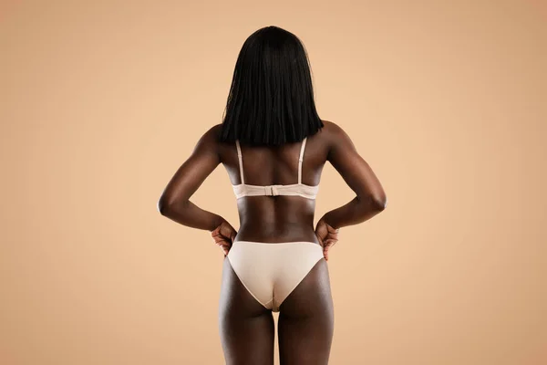 Visão traseira da mulher americana africana posando em roupa interior — Fotografia de Stock