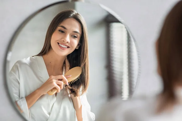 Rotina da Beleza. Mulher bonita pentear seu cabelo bonito com escova — Fotografia de Stock