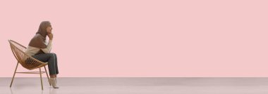 Müslüman kadın hasır sandalyede dinleniyor, boşluğu kopyala