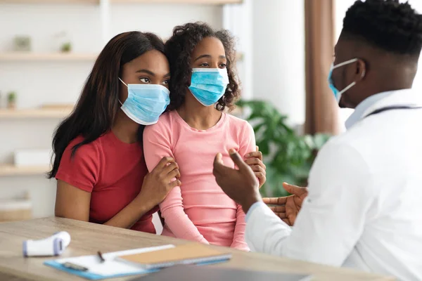 Enfermo hija y madre en mascarillas de visita pediatra —  Fotos de Stock