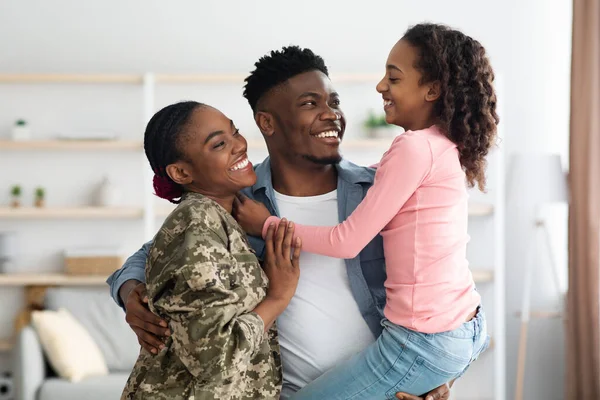 Liebende afrikanisch-amerikanische Familie feiert Wiedersehen mit Soldatenmama — Stockfoto