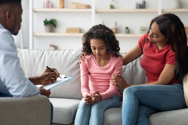 Schwarzes Mädchen weint während Therapiesitzung mit Kinderpsychologe — Stockfoto