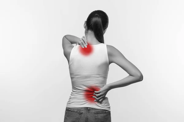 Achteraanzicht van dame wrijven pijnlijke zere nek en rug — Stockfoto