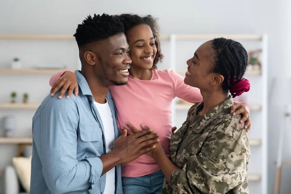 Glückliche afrikanisch-amerikanische Familie grüßt Mutter Soldatin — Stockfoto