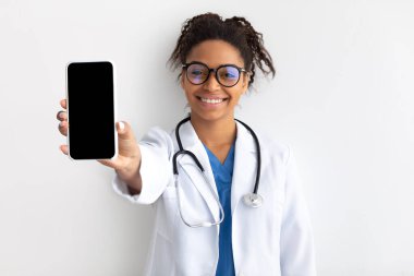 Doktor beyaz boş akıllı telefon ekranı gösteriyor, maket