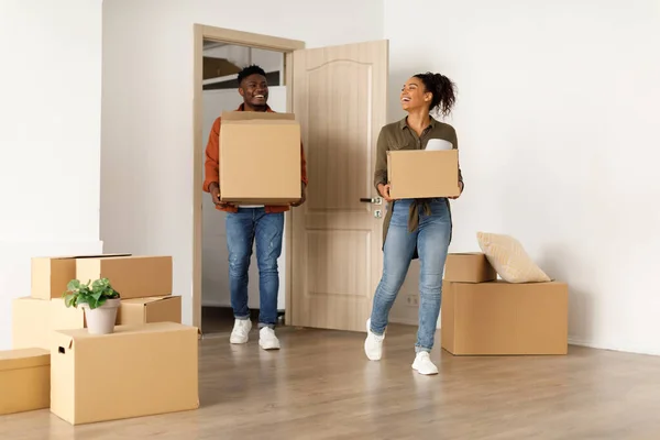 Happy Black Couple Binnengaan van nieuwe Home Carrying kartonnen dozen binnen — Stockfoto