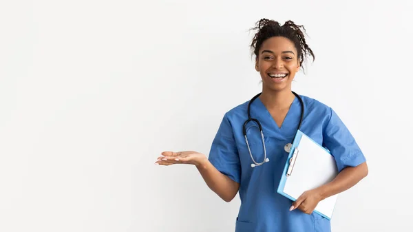 Porträt eines schwarzen Arztes, der lächelnd vor der Kamera posiert — Stockfoto