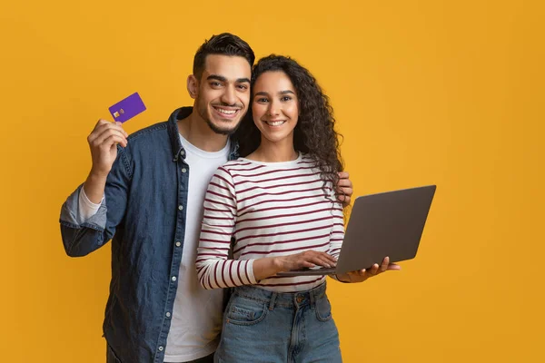 Çevrimiçi Alışveriş Konsepti. Kredi kartı ve dizüstü bilgisayar kullanan mutlu bir Arapça çift. — Stok fotoğraf