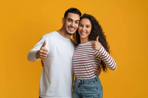 Todo es genial. Positivo Oriente Medio pareja gestos pulgares hacia arriba en la cámara — Foto de Stock