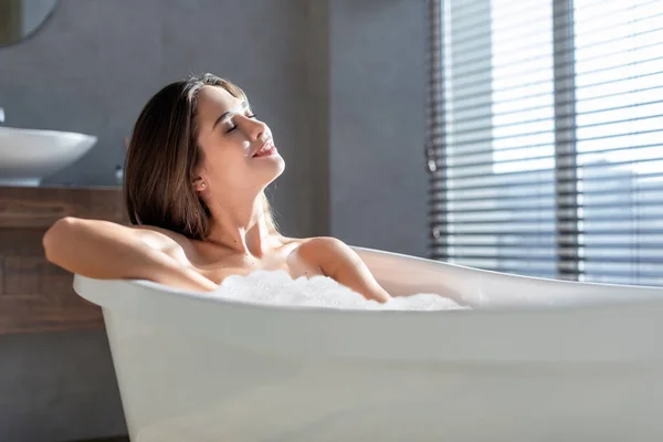 Szoros felvétel gyönyörű hölgy Relaxáló fürdőkádban tele habbal — Stock Fotó