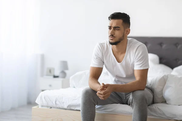 Impotentie Concept. Verontruste Pensive Young Arab Man zit op bed thuis — Stockfoto