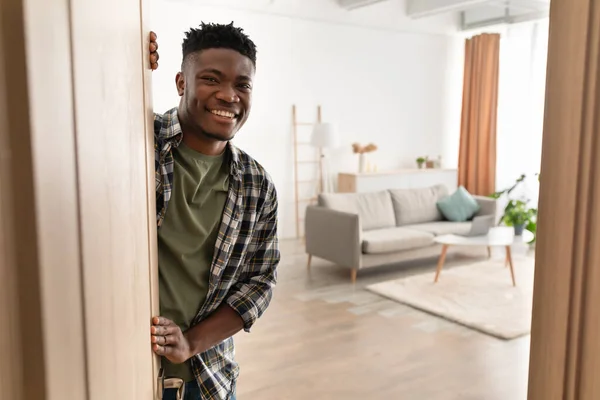 Alegre afro-americano cara abertura porta de sua casa no interior — Fotografia de Stock