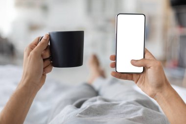 Erkek Elleri Akıllı Telefon Boş Ekran ve Bir fincan Kahveli