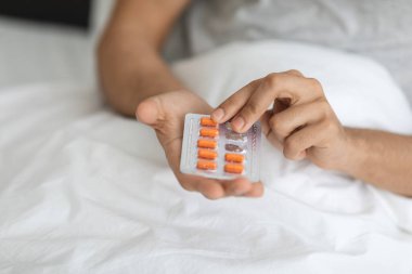 Hasta adam elinde haplarla geziyor, evde ilaç alıyor.