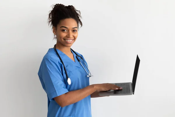 Porträt einer schwarzen Ärztin mit Laptop — Stockfoto