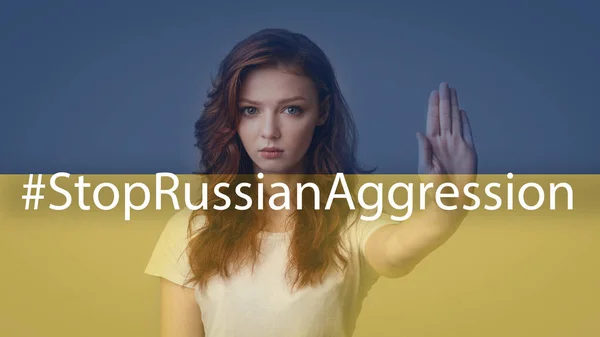 Ucraniana adolescente chica gestos dejar de pedir para detener la agresión rusa — Foto de Stock