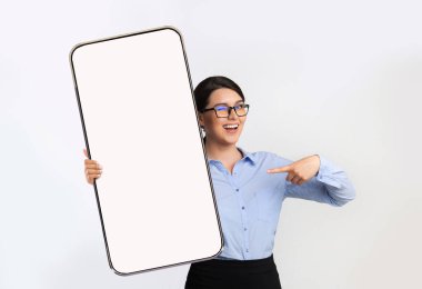 İş Uygulaması. Genç İşadamı Elinde Koca Boş Akıllı Telefonu İşaret Eten Kadın