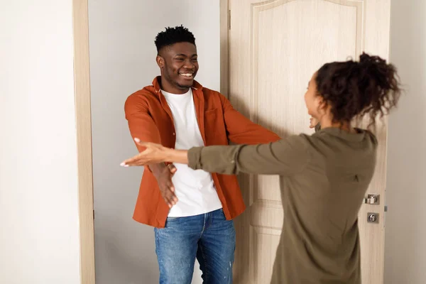 快乐的黑人情侣牵着手拥抱在家里 — 图库照片