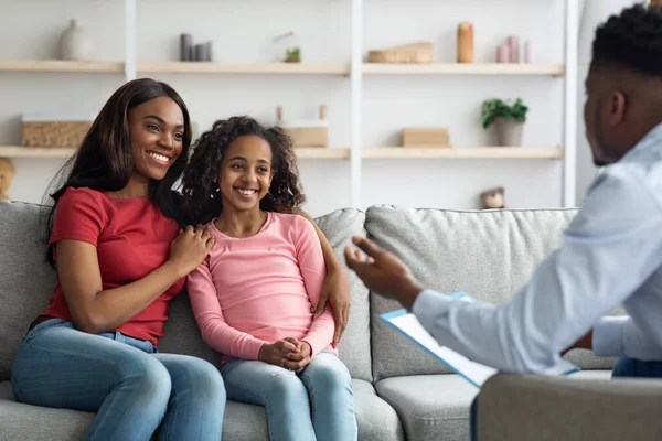 Чорна мати і дочка мають зустріч з дитячим психологом — стокове фото