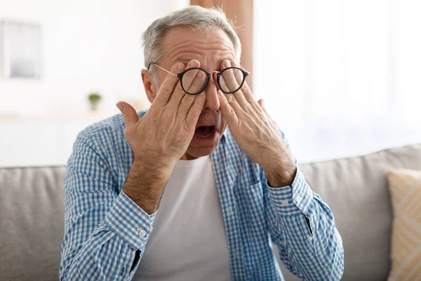 Glaucoma. Homem sênior esfregando olhos cansados usando óculos — Fotografia de Stock