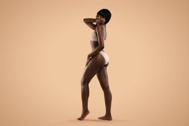 Seksi Afro-Amerikan modeli güzel vücudunu gösteriyor.