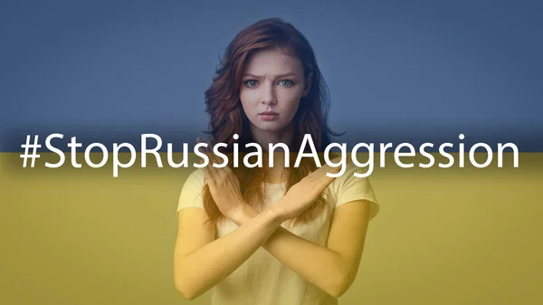 Ucraniana adolescente chica gestos dejar de pedir para detener la agresión rusa — Foto de Stock