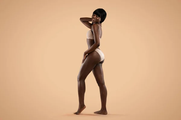Sexy african american model showing her beautiful body — Stock Photo, Image