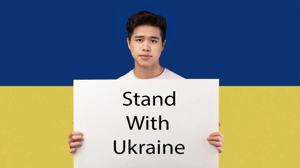 Asiático cara segurando Placard de pé com a Ucrânia — Fotografia de Stock