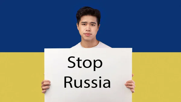 Asiatischer Kerl mit Plakat fordert Russland auf, aufzuhören — Stockfoto