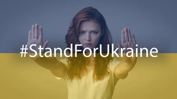 Ucraniana adolescente chica gestos dejar de pedir para detener la agresión rusa —  Fotos de Stock