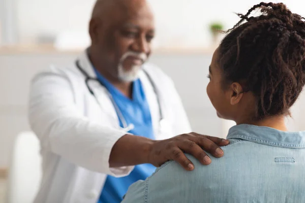 Gros plan de noir mâle médecin tapotement tapoter patients épaule — Photo