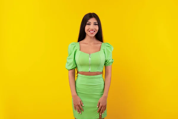 Retrato de una joven feliz posando en el estudio —  Fotos de Stock